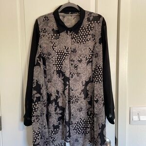 Back and grey tunic with long black sheer sleeves. Size 22. With extra buttons